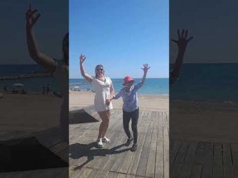 Bailamos con mi abuelita.
