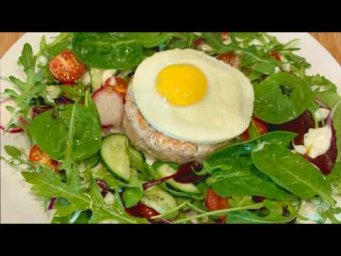 Рубленный бифштекс с яйцом, овощами и чесночным соусом