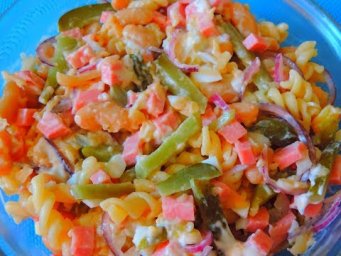 Очень вкусный, оригинальный салат с овощами, яблоком и макаронами.