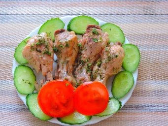 Готовлю второе блюдо  с голенью курицы в сливочном соусе.
