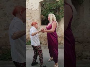 Танцуем с моей бабушкой, позитив на весь день.Bailamos con mi abuela,un dia muy feliz.