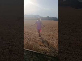 Танцующая в поле .../ Bailando en el campo..