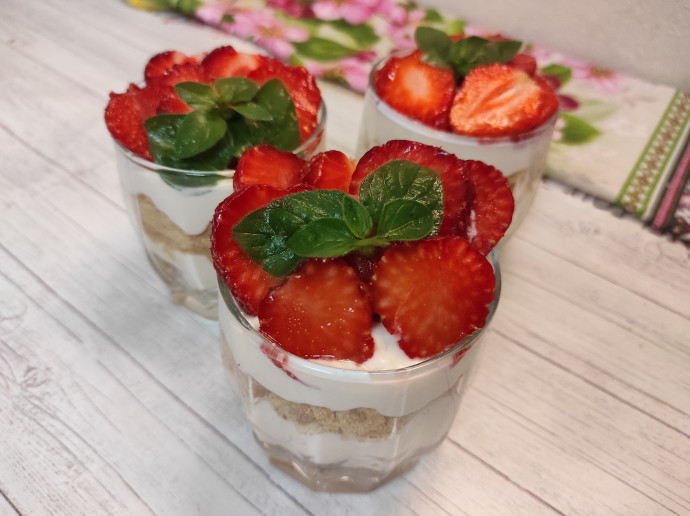 Творожный десерт с клубникой в стакане! Быстро и Очень Вкусно! Творожный десерт с клубникой в стакане! Быстро и Очень Вкусно!
